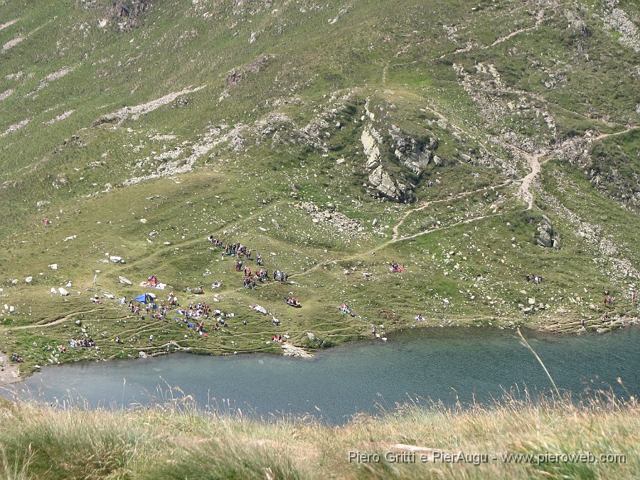 CornoStella 061.jpg - Numerosi escursionisti sostano al Lago Moro